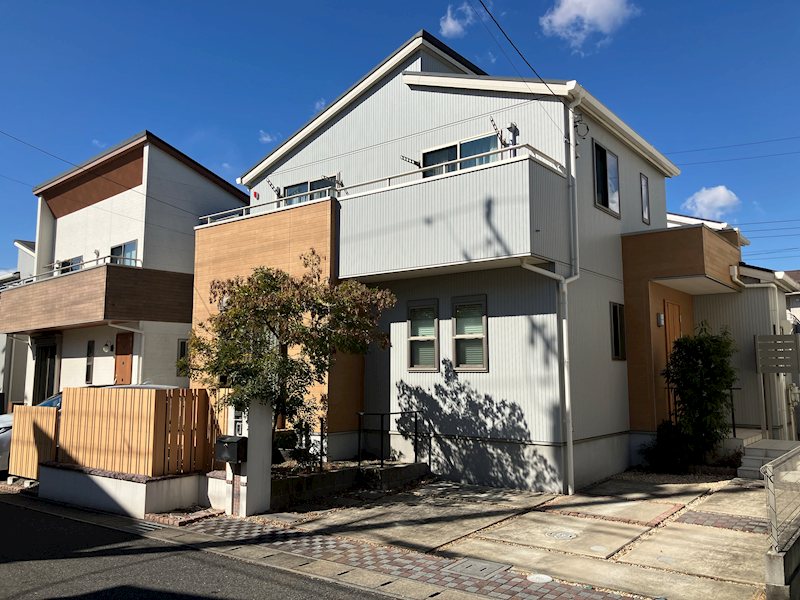 佐倉市西ユーカリが丘1丁目   ビューガーデン内・東南道路の一戸建 普通車＋軽自動車の2台駐車可能な平坦地です。