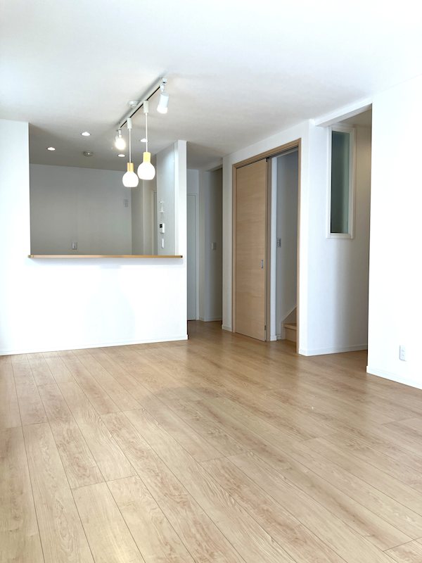 佐倉市西ユーカリが丘1丁目   ビューガーデン内・東南道路の一戸建 15.8帖の南向きリビングダイニング。床暖房設置済です。