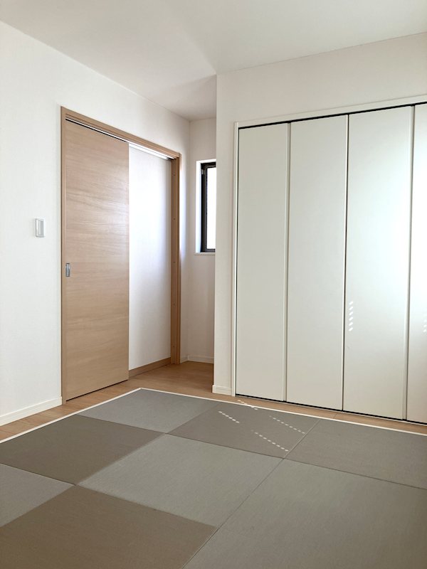 佐倉市西ユーカリが丘1丁目   ビューガーデン内・東南道路の一戸建 リビングに隣接する、琉球畳を使用した５帖の和室