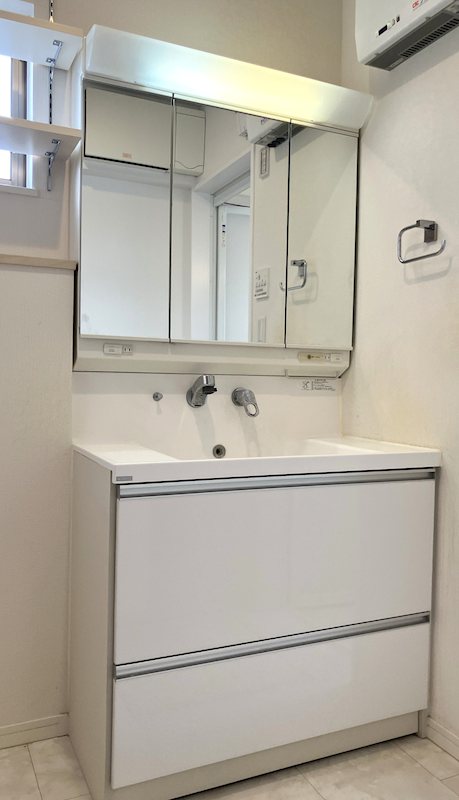 佐倉市西ユーカリが丘1丁目   ビューガーデン内・東南道路の一戸建 お掃除しやすいシャワー付き洗面台