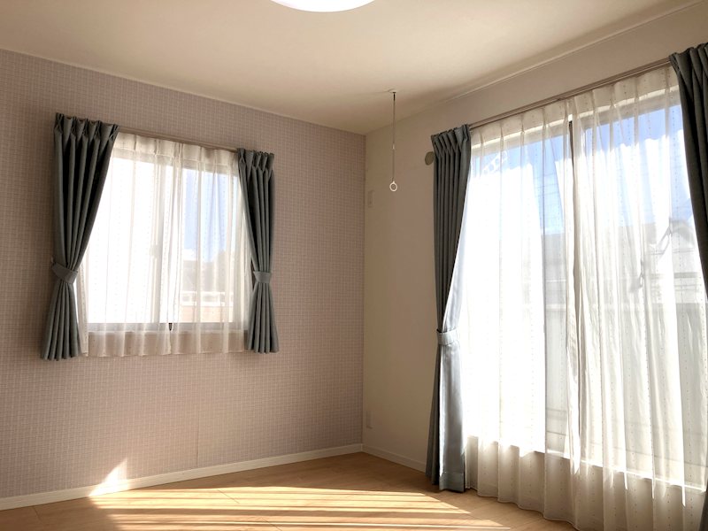 佐倉市西ユーカリが丘1丁目   ビューガーデン内・東南道路の一戸建 7帖の主寝室には室内物干しが設置済