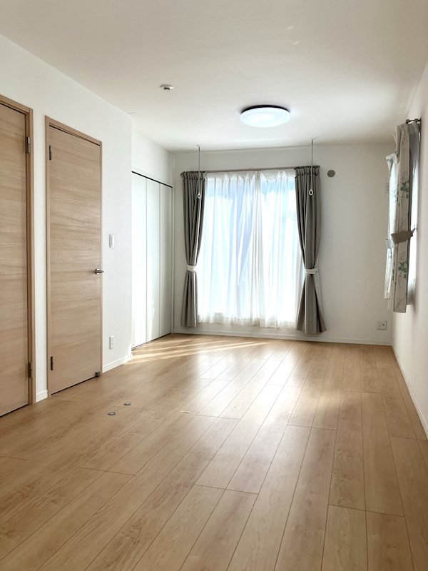佐倉市西ユーカリが丘1丁目   ビューガーデン内・東南道路の一戸建 ２ドア１ルームで10.9帖の洋室