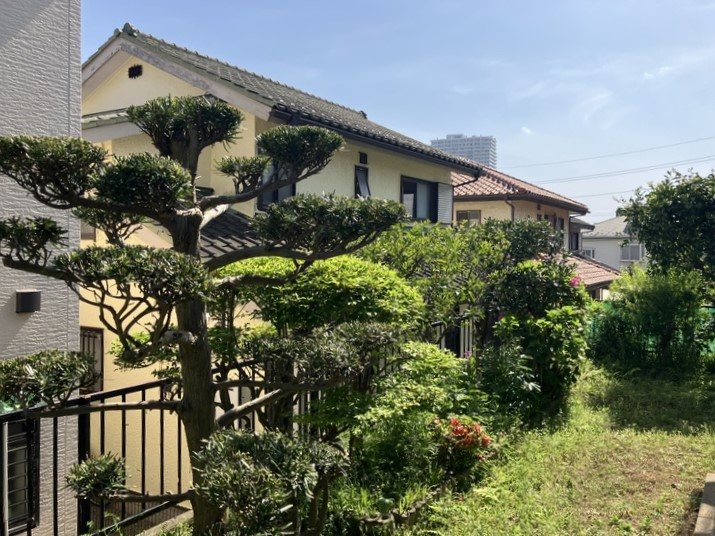 佐倉市ユーカリが丘2丁目　南ひな壇の建築条件なし宅地 南ひな壇で陽当りが良く、プライベートが保てるお庭が作れます