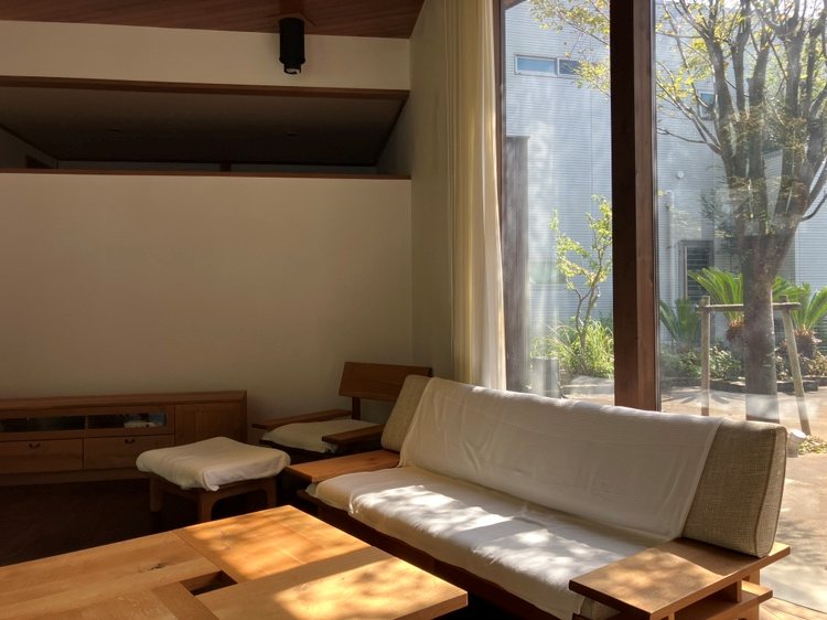 佐倉市宮ノ台1丁目　森に隣接する邸宅 中庭を望む、やわらかい日差しのリビング。薪ストーブ設置可能。