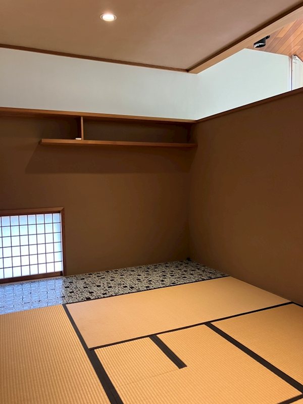 佐倉市宮ノ台1丁目　森に隣接する邸宅 モザイクタイルをあしらい、上部は光が差し込む和室