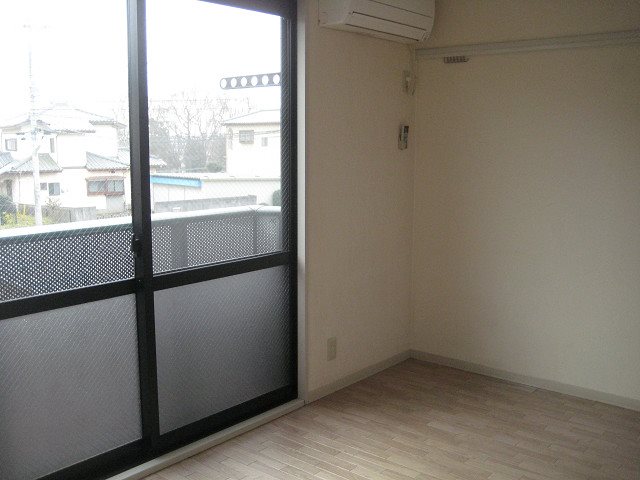GARDEN HILLS 南東向きの大きな窓ガラスで日当たり良好。