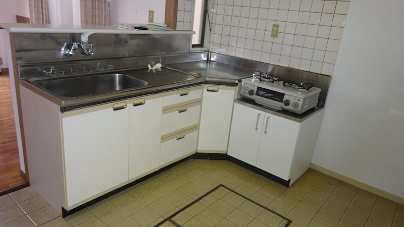 佐倉市井野１３７２ー５８戸建 収納のある使いやすいキッチンです。