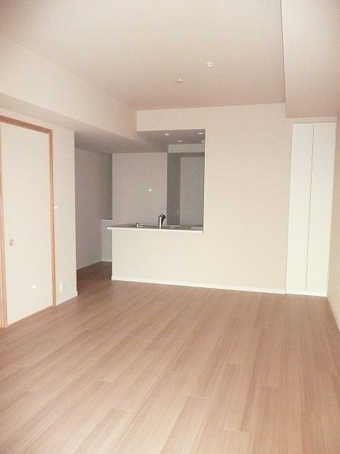 ユーカリが丘スカイプラザ・ミライアタワー 19帖の広々リビング