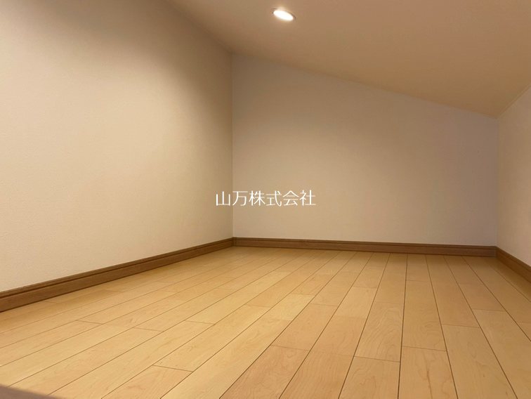 【ミライアガーデンヒルズ】分譲地内!2015年築山万注文住宅 ロフトも備えており収納力◎