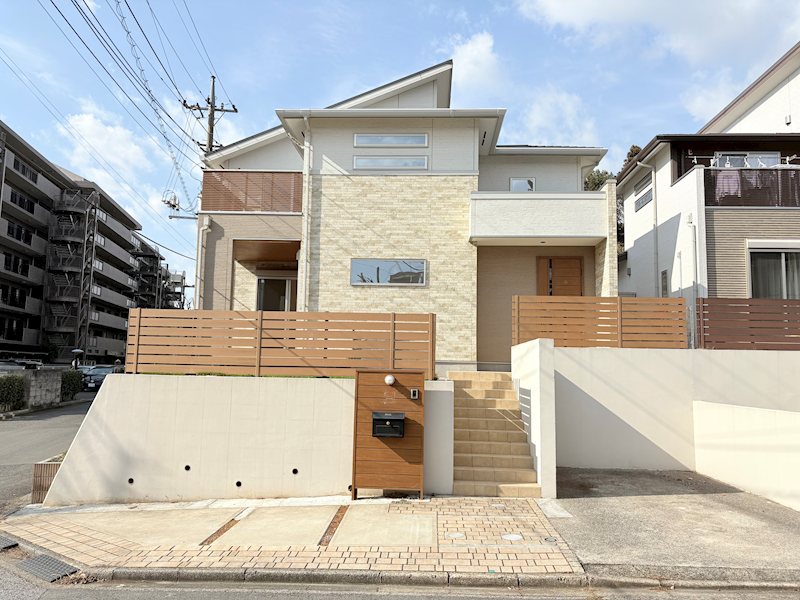 佐倉市宮ノ台1丁目　大空間LDK＆屋根付ウッドデッキがある家　のびやかに暮らす高台の日々 威風堂々な外観