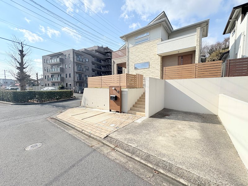 佐倉市宮ノ台1丁目　大空間LDK＆屋根付ウッドデッキがある家　のびやかに暮らす高台の日々 車庫スペース２台付き