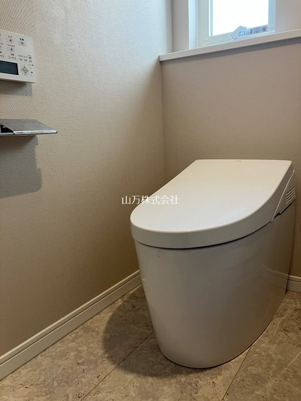 山万㈱施工「CONFORT VILLA」2021年築中古戸建 1階お手洗いはタンクレス式！手洗壁面あり