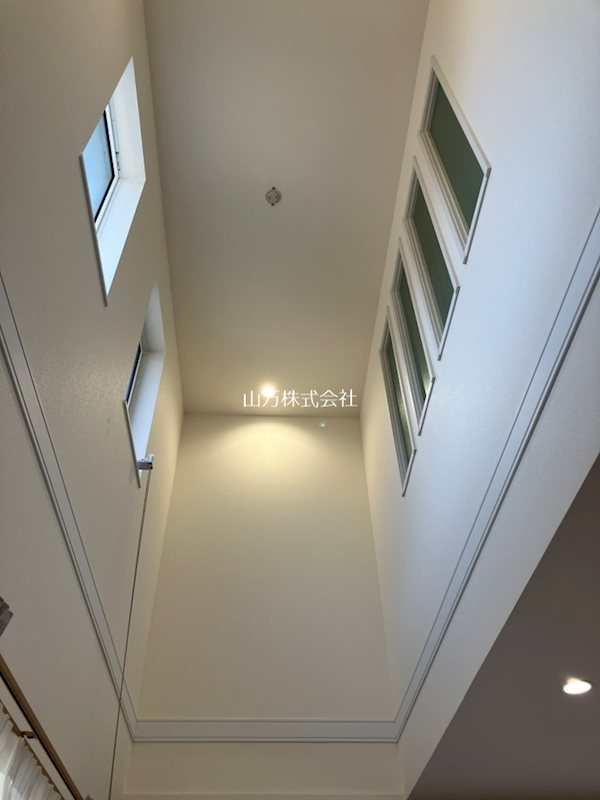 山万㈱施工「CONFORT VILLA」2021年築中古戸建 LDKに吹き抜けあり採光◎