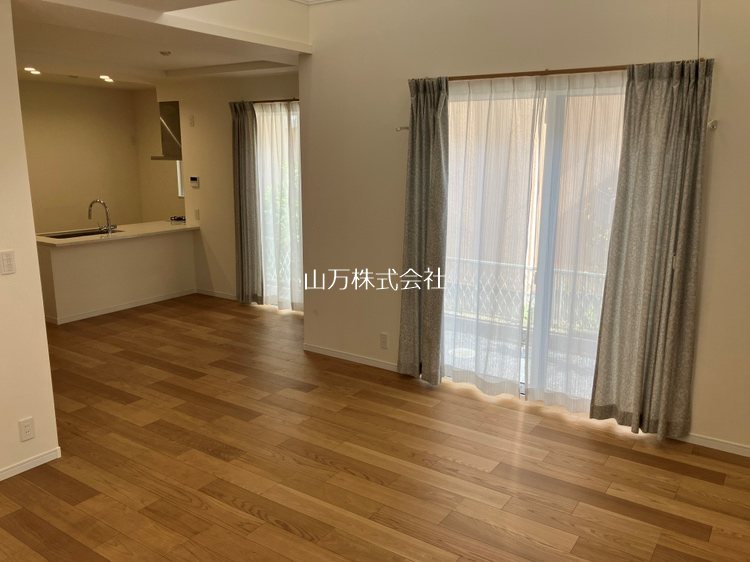 山万㈱施工「CONFORT VILLA」2021年築中古戸建 対面式キッチンで家族の会話が弾む！約21.9帖LDK