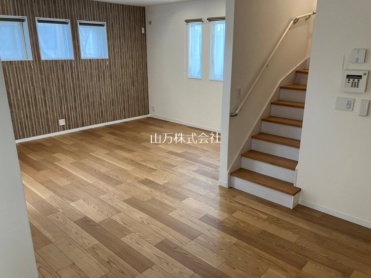 山万㈱施工「CONFORT VILLA」2021年築中古戸建 リビングイン階段有電動シャッターです
