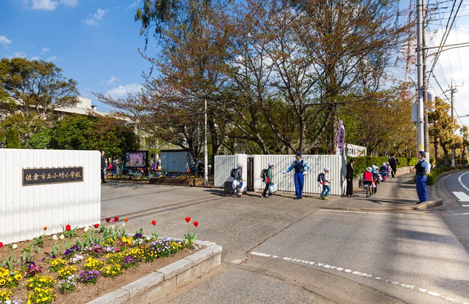 ⼩⽵⼩学校
