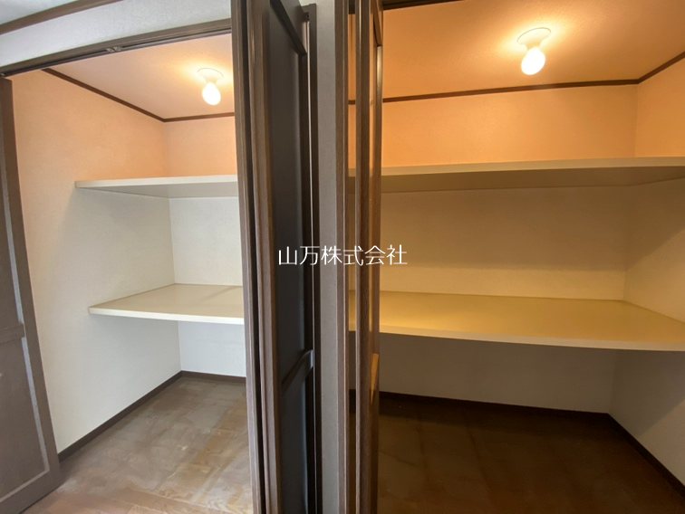 佐倉市上座セキスイハイム中古注文住宅 2階廊下には大型収納が2つ+納戸2箇所で収納力◎