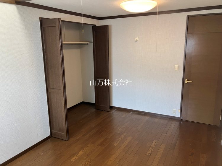 佐倉市上座セキスイハイム中古注文住宅 2階東側洋室は天窓付で明るい室内です