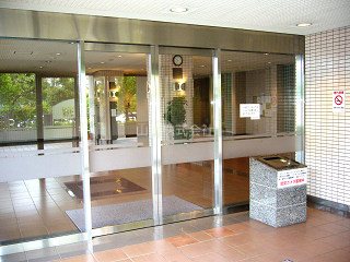 スカイプラザ・ユーカリが丘　ウエストタワー  低層階　南東角部屋住戸 マンションエントランス