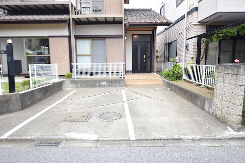 佐倉市井野　南道路で陽当りの良い一戸建て 駐車場は横列2台分