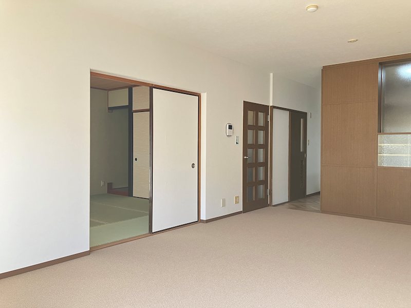 グリーンコーポ中台2号棟　102平米、ゆったり４LDKマンション 内観写真（リビング）