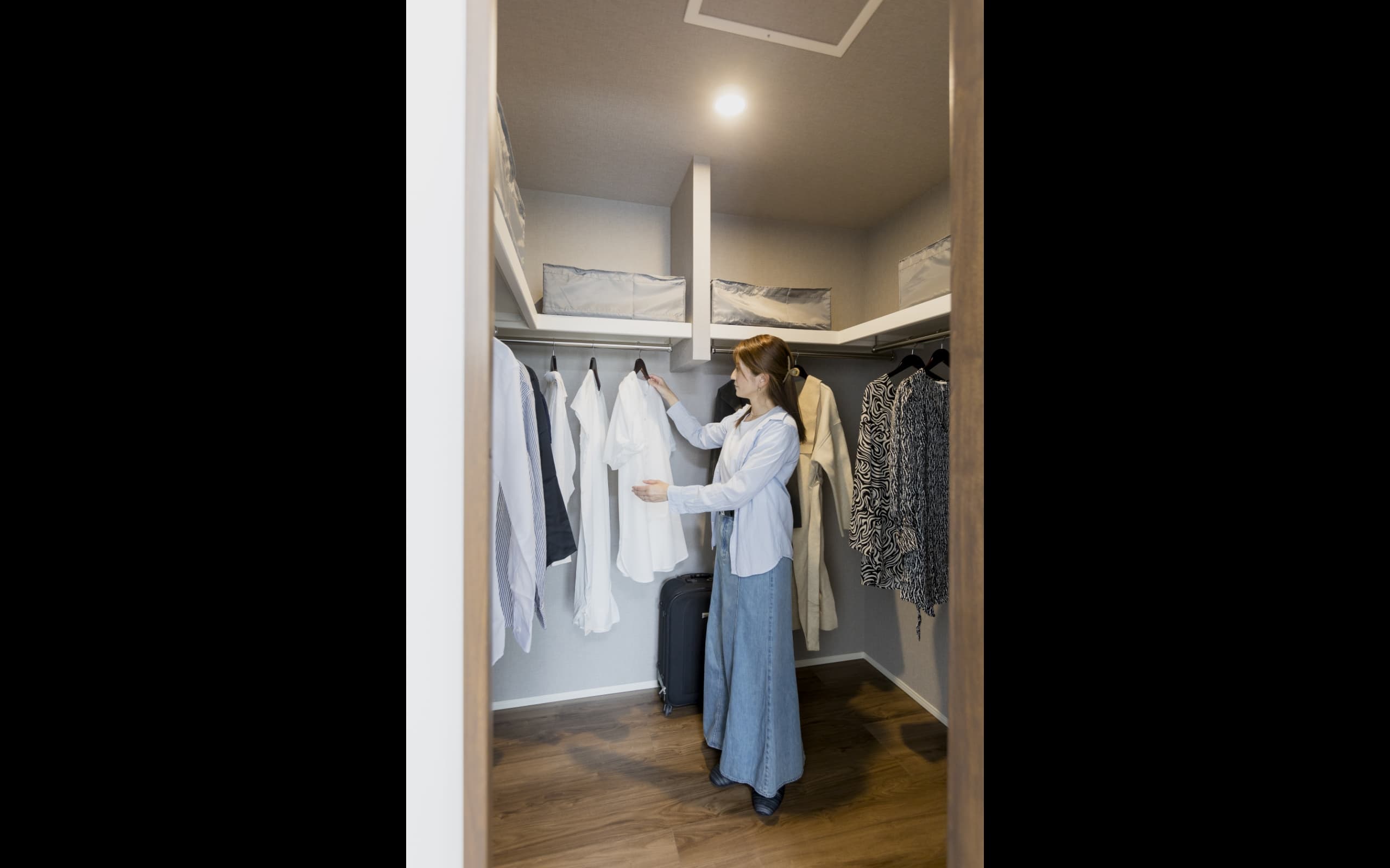 WALK IN CLOSET