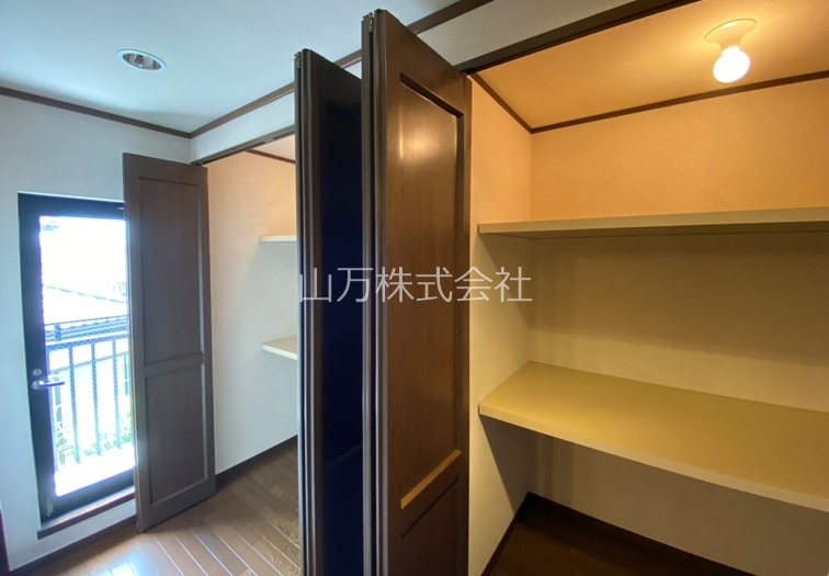 佐倉市上座セキスイハイム中古注文住宅 2階廊下には大型収納が2つ+納戸2箇所で収納力◎