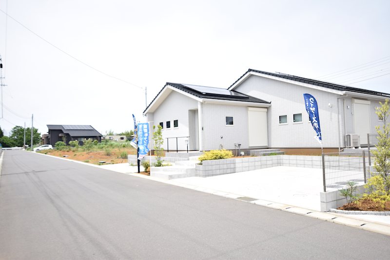 富里市七栄　新築戸建　平屋　フリースタイル畳コーナーの家 現地写真（前面道路含む現地写真）