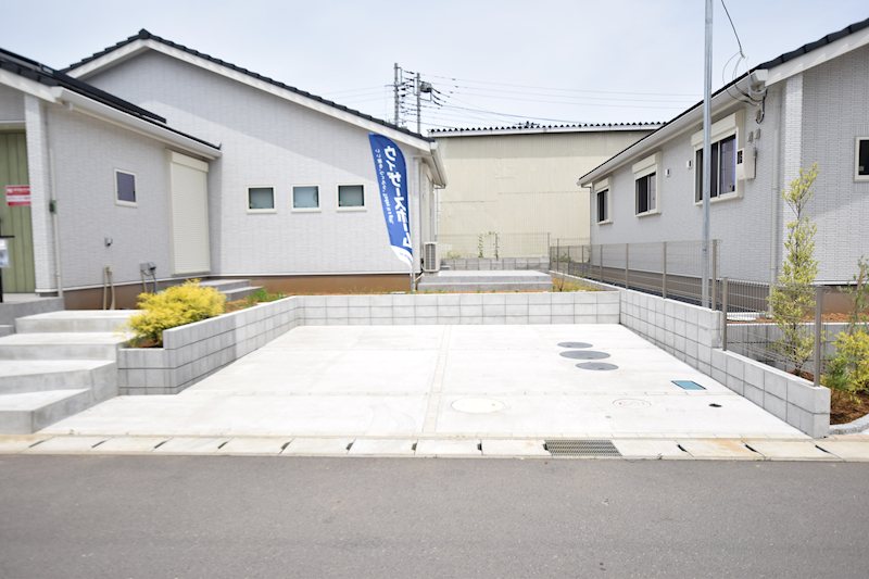 富里市七栄　新築戸建　平屋　フリースタイル畳コーナーの家 現地写真（駐車場）