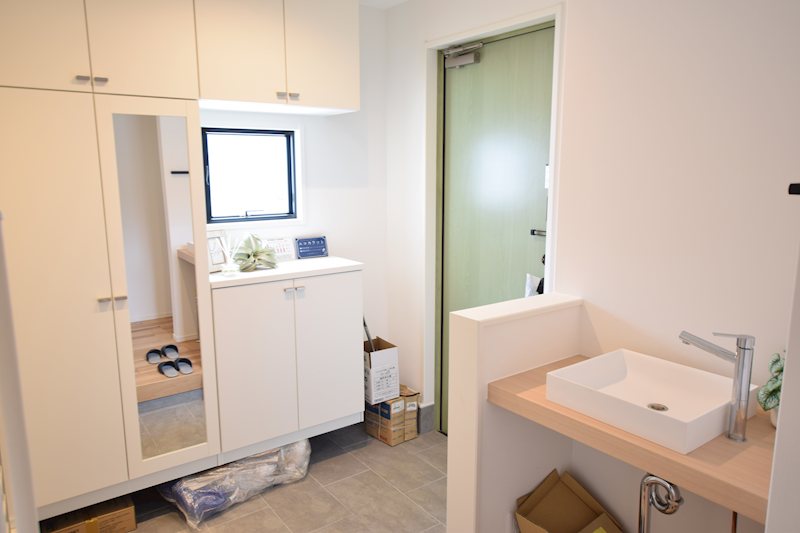 富里市七栄　新築戸建　平屋　フリースタイル畳コーナーの家 現地写真（玄関）
