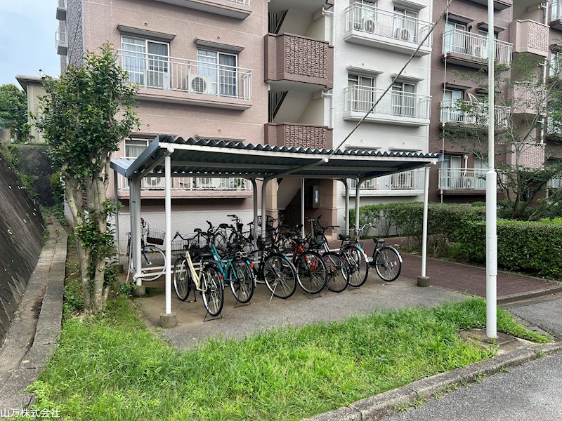 ユーカリ五番町ハイツ5号棟 共用部写真（駐車場）