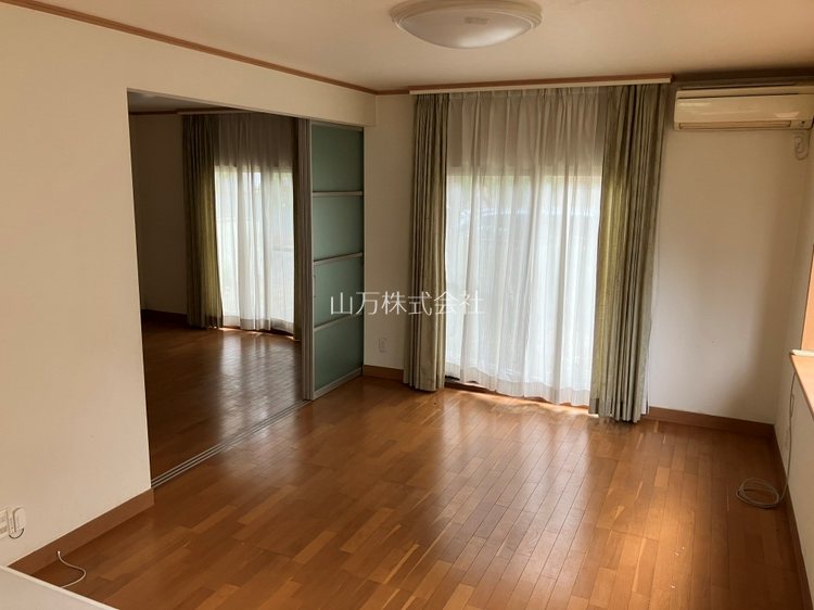 ユーカリが丘1丁目お庭で桜を楽しむ中古戸建 南側にお庭のあるLDKは洋室と一体で使用することも可能です！
