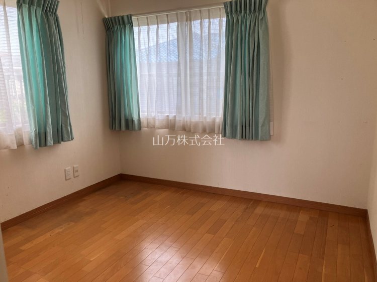 ユーカリが丘1丁目お庭で桜を楽しむ中古戸建 2階洋室は約5.5帖サイズ!造作本棚あり収納力○