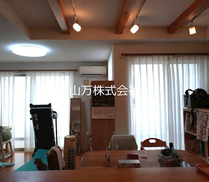 佐倉市西ユーカリが丘1丁目　住友林業施工の一戸建 1階天井高が2500mmと化粧梁を使用した開放感のあるリビングダイニング。