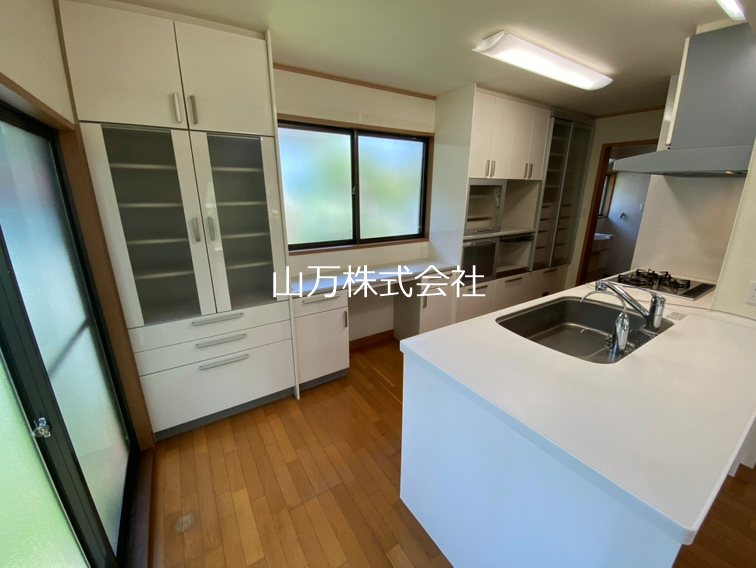 ユーカリが丘1丁目お庭で桜を楽しむ中古戸建 対面式カウンターキッチンへ変更済！造作食器棚もございます。