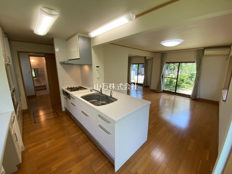 ユーカリが丘1丁目お庭で桜を楽しむ中古戸建 キッチン~洗面~浴室が直線で繋がり家事動線がまとまります！