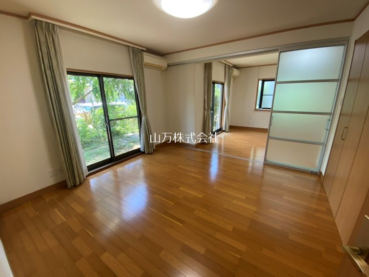 ユーカリが丘1丁目お庭で桜を楽しむ中古戸建 1階洋室はLDと一体空間としても利用できます！