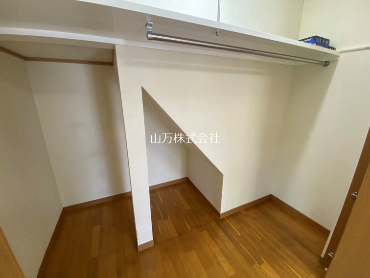 ユーカリが丘1丁目お庭で桜を楽しむ中古戸建 1階洋室には床下空間を活用した収納スペース有！