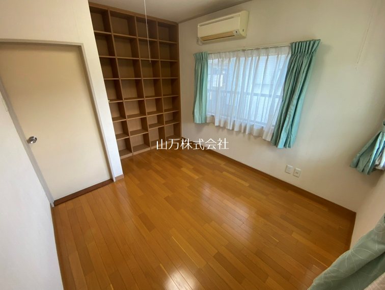 ユーカリが丘1丁目お庭で桜を楽しむ中古戸建 2階洋室は約5.5帖サイズ!造作本棚あり収納力○