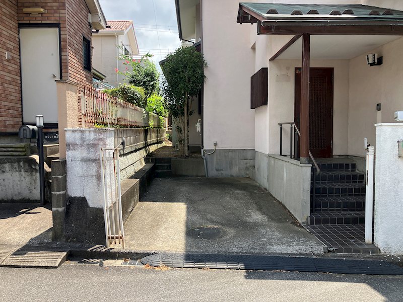 佐倉市ユーカリが丘1－33－5　戸建 現地写真（駐車場）