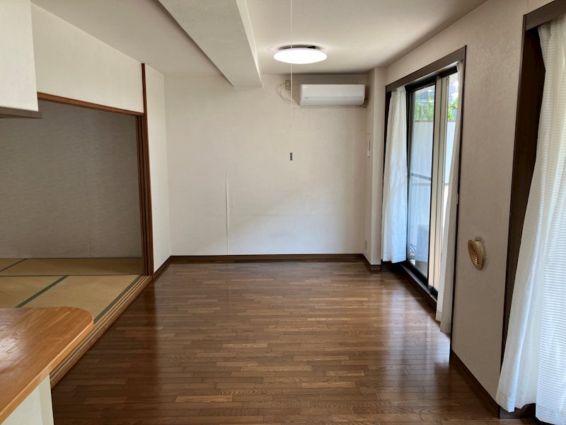 サンパーク成田弐番館　1階　専用庭付き 内観写真（リビング）