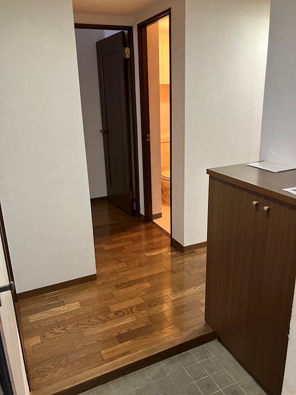 サンパーク成田弐番館　1階　専用庭付き 現地写真（玄関）