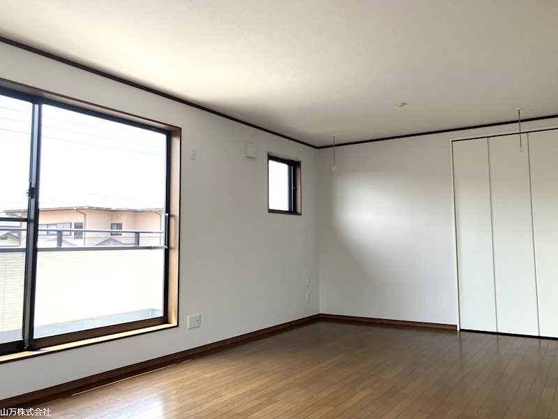 佐倉市宮前2丁目　リフォーム済の2世帯住宅 2階リビングダイニングは14.0帖。ワイドスパンの窓にバルコニーあり