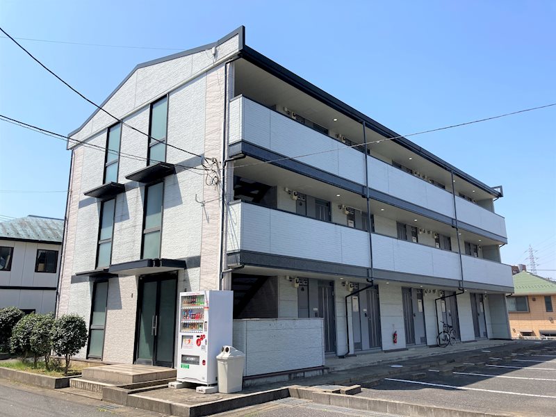 広い敷地にありゆったり10帖の1K。陽当り良好。駐車場あり