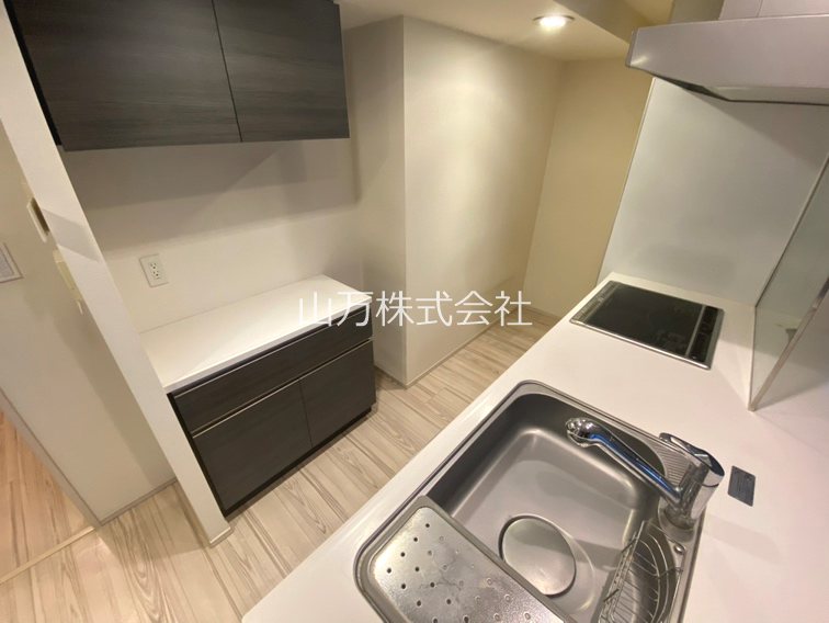 パレステージ王子【現況空室】 造作カップボード・吊戸棚有！IHクッキングヒーター3口・浄水器・食洗機もございます。