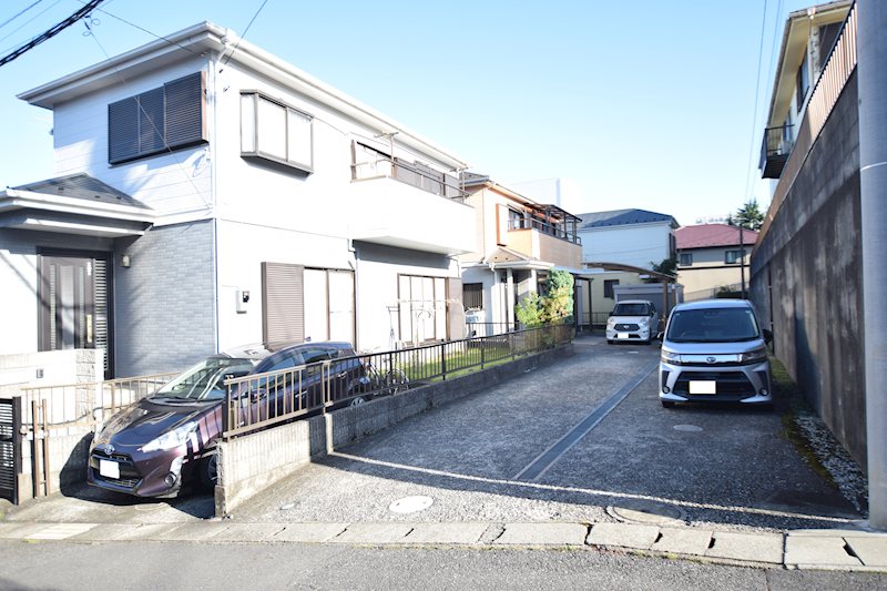 成田市囲護台【中古戸建】4LDK 間口約2.5m、3台駐車可能(縦列のみ)