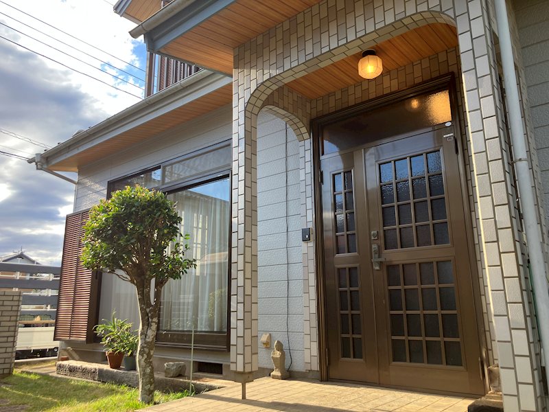 八街市富山　竹中第二団地内オール電化仕様５LDK戸建 親子扉の玄関ドア