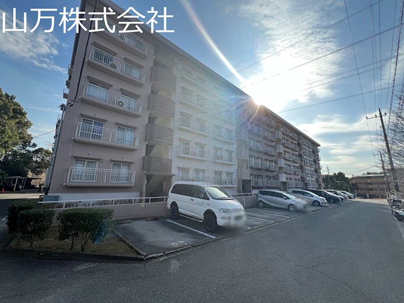 ユーカリ五番町ハイツ1号棟 共用部写真（駐車場）
