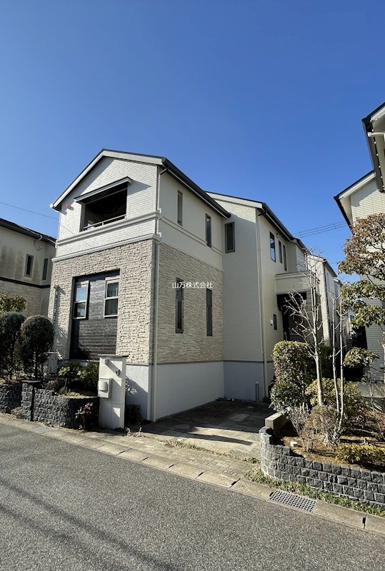 千葉県佐倉市西ユーカリが丘５丁目 【建物外観】白とベージュがメインの高級感溢れる外観です。