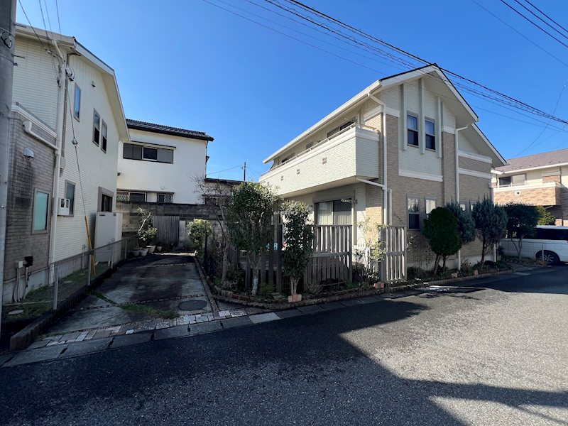 ウリン木材使用のウッドデッキ付き！佐倉市上座中古戸建て 駐車場とウッドデッキ